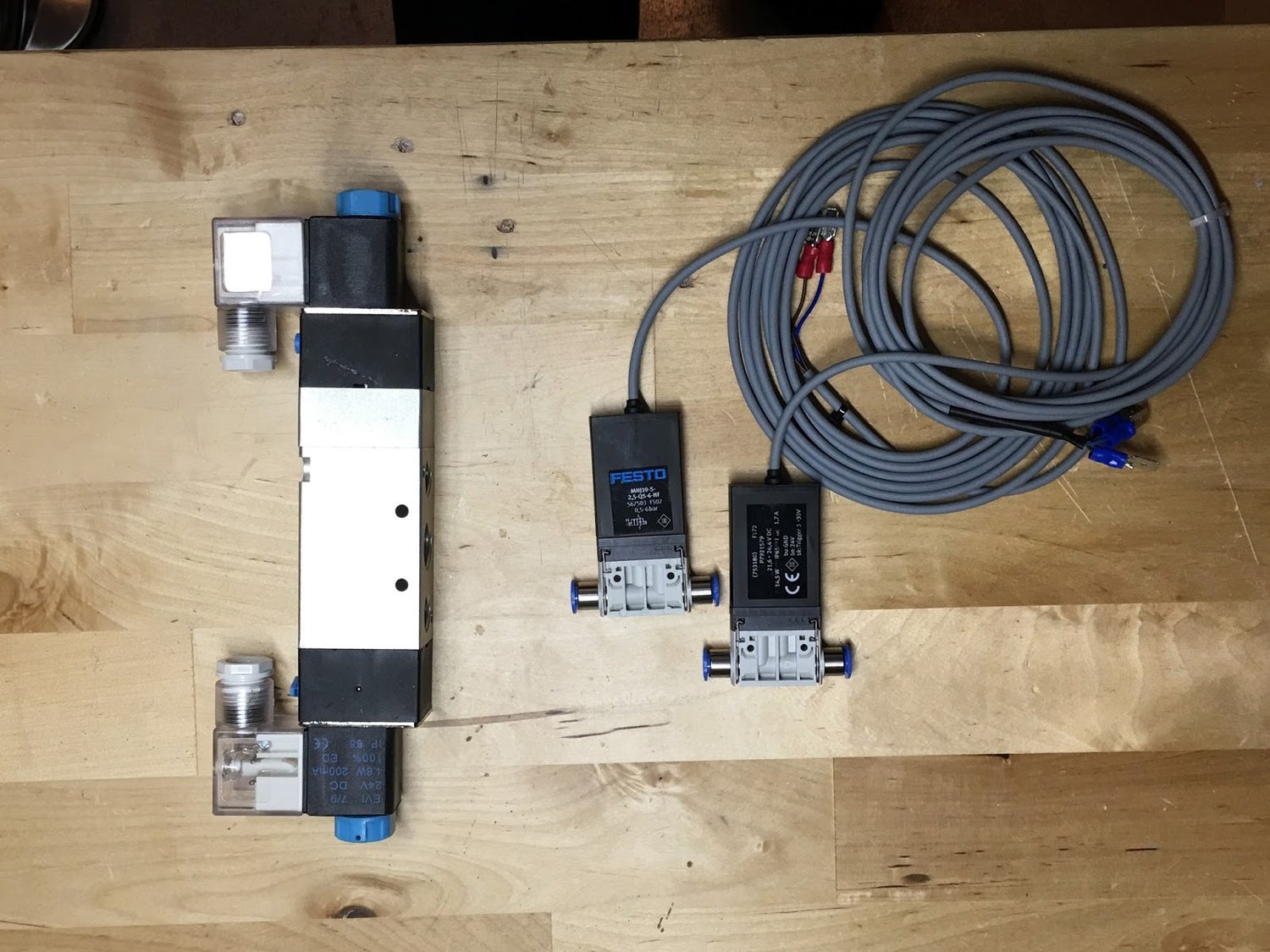 The two Festo 2/2 valves at right (47g each) have the same functionality as the 5/3 monster at left (447g)and are blazing fast
